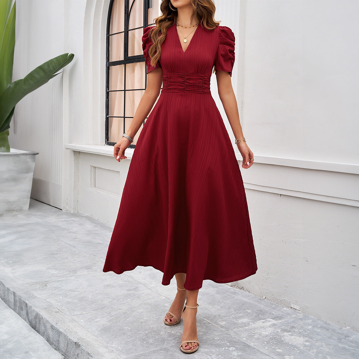Robe "Silhouette Sophistiquée" - Col V & Midi