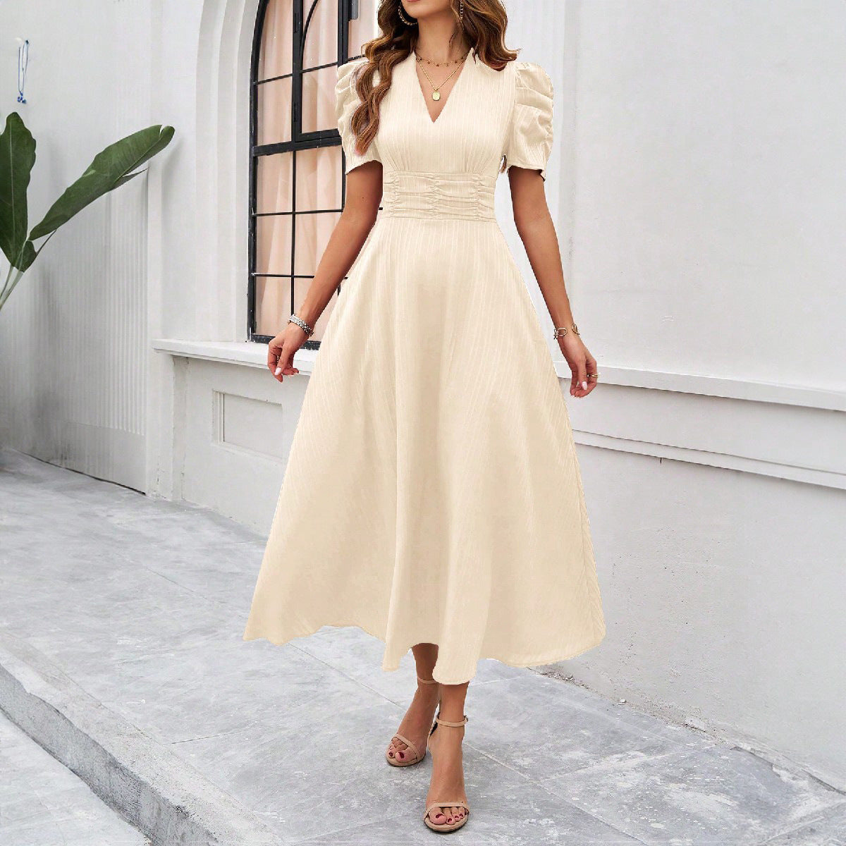 Robe "Silhouette Sophistiquée" - Col V & Midi